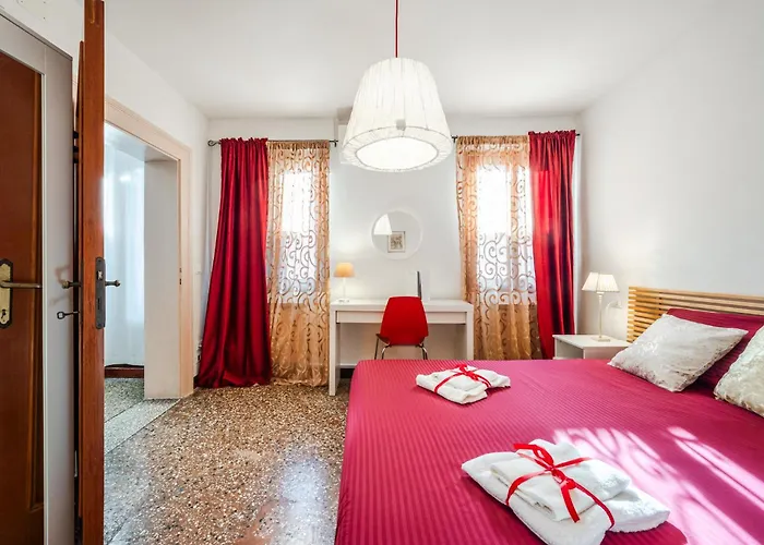 Queen Home Carlotta